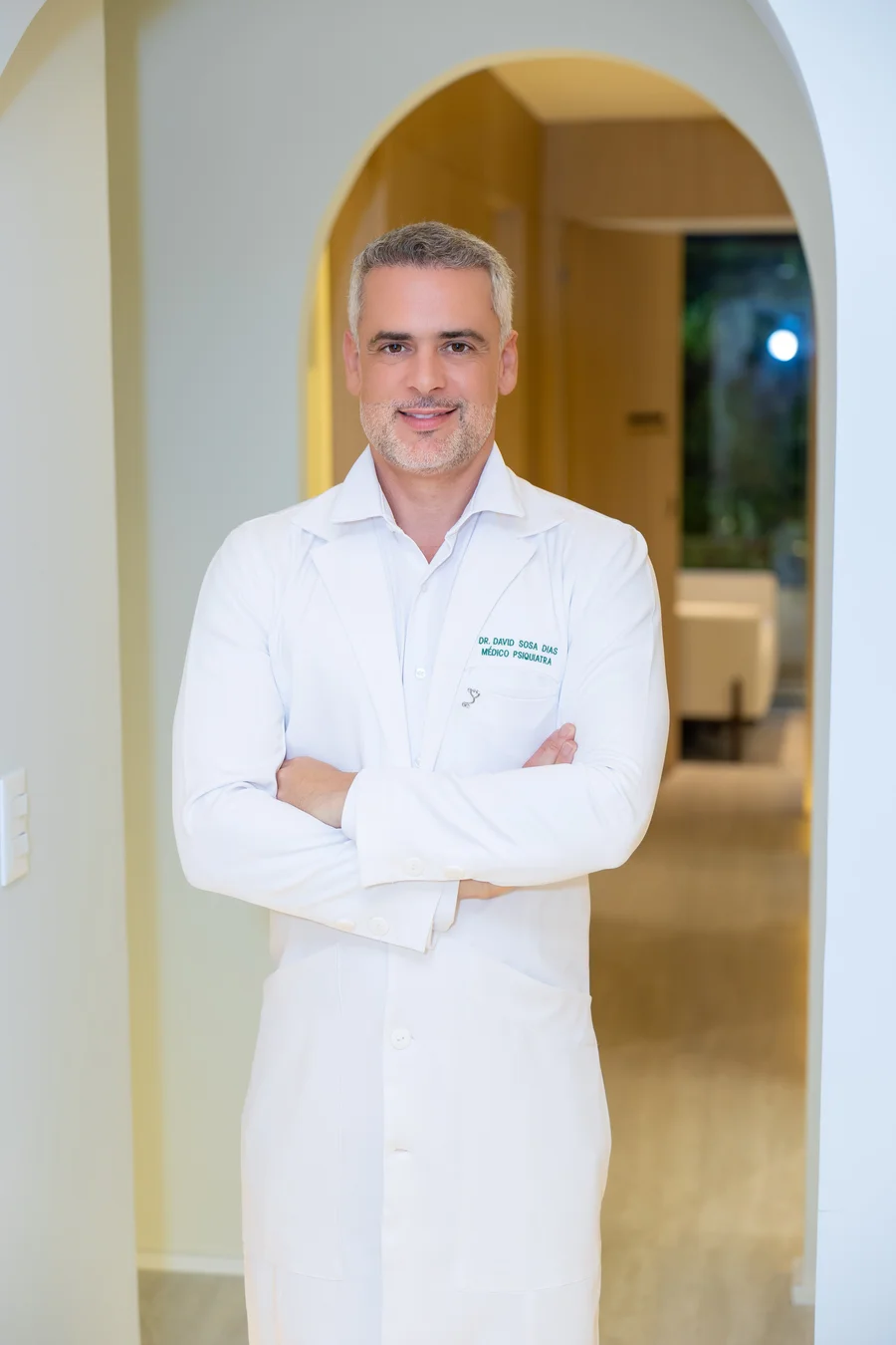 Dr. David Sosa Dias em jaleco — psiquiatra Instituto InMind Botafogo